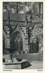 3338 Gezicht in de kruisgang van de Dom te Utrecht met de fontein en een gedeelte van de westelijke kruisarm.